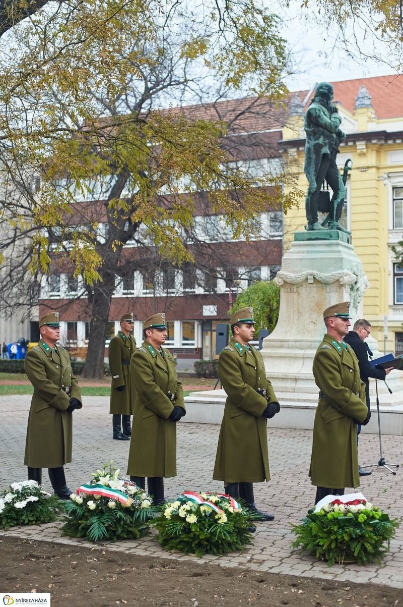 Koszorúzás Bessenyei György szobránál - fotó Szarka Lajos