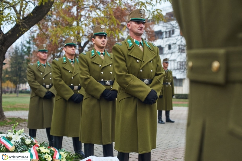 Koszorúzás Bessenyei György szobránál - fotó Szarka Lajos