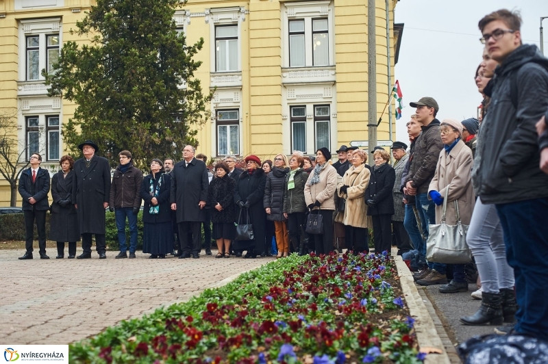 Koszorúzás Bessenyei György szobránál - fotó Szarka Lajos