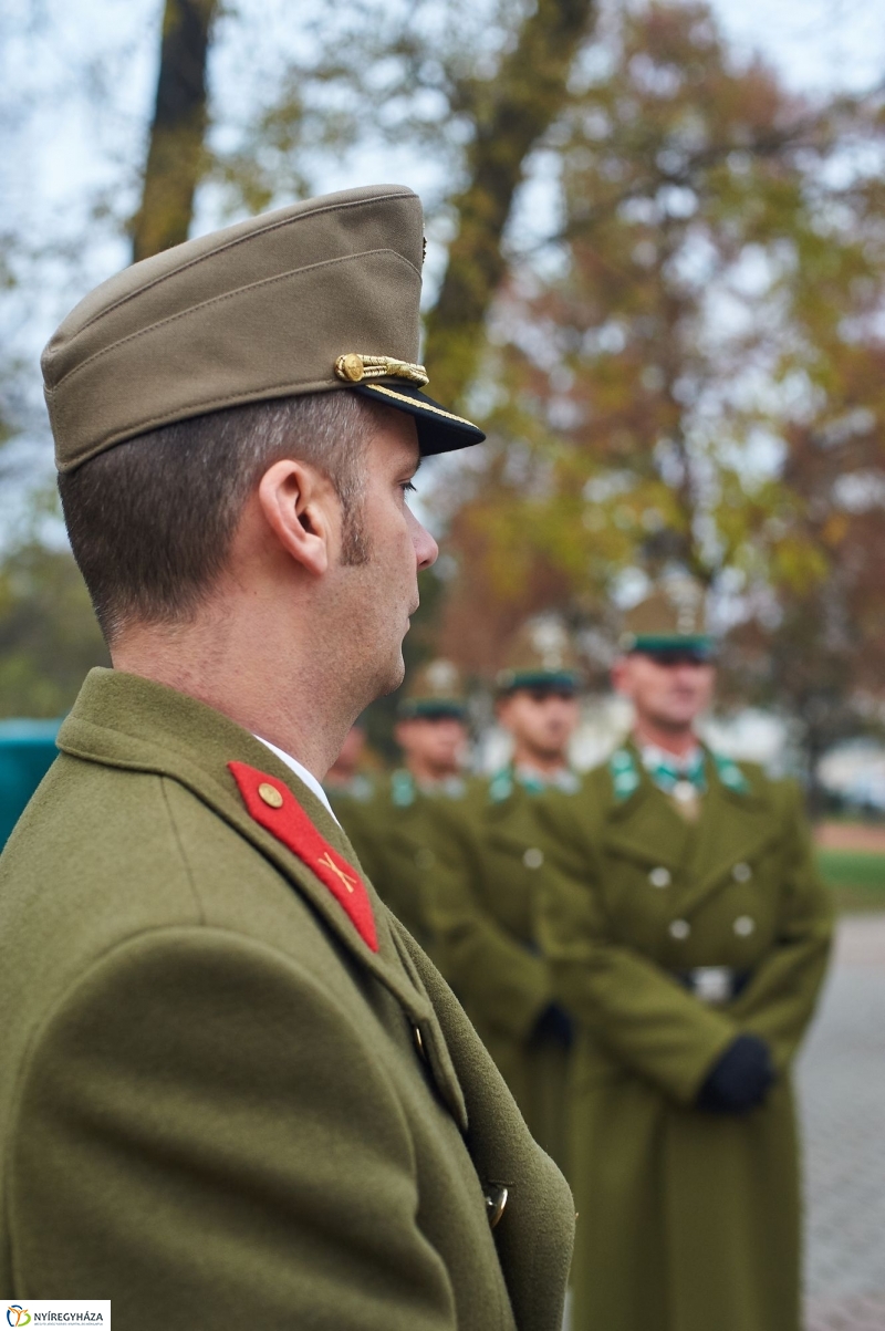 Koszorúzás Bessenyei György szobránál - fotó Szarka Lajos