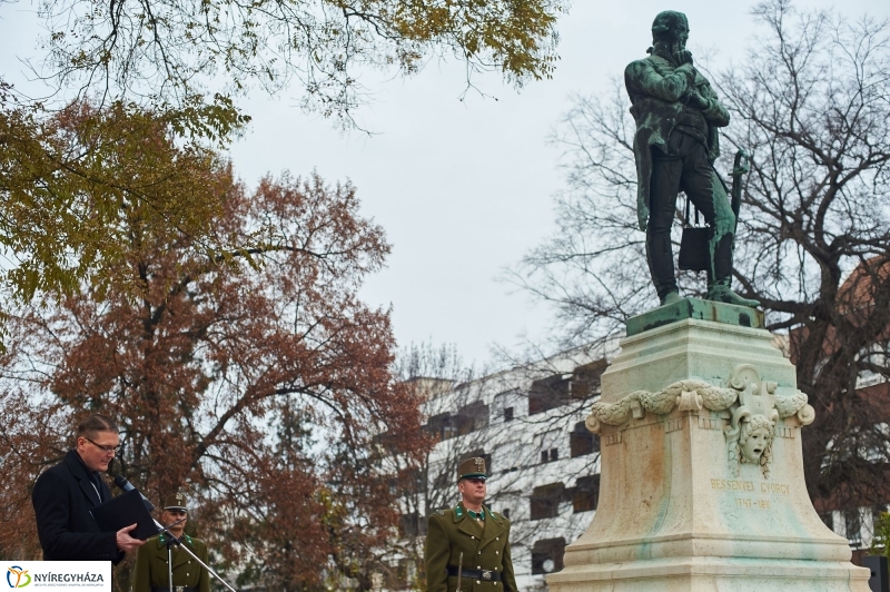 Koszorúzás Bessenyei György szobránál - fotó Szarka Lajos