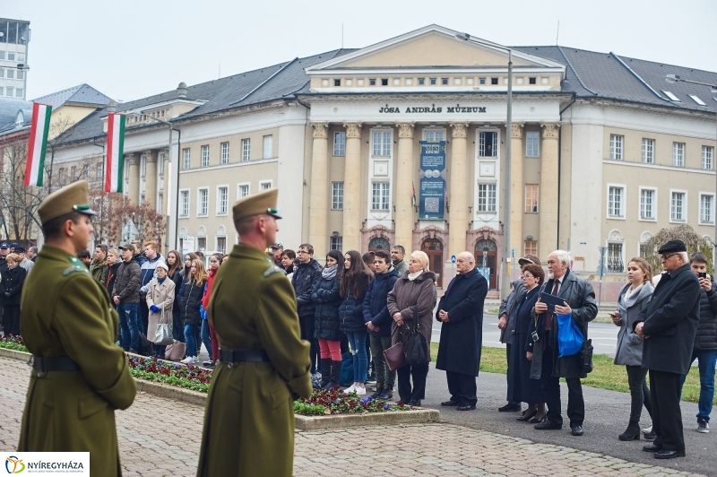 Koszorúzás Bessenyei György szobránál - fotó Szarka Lajos