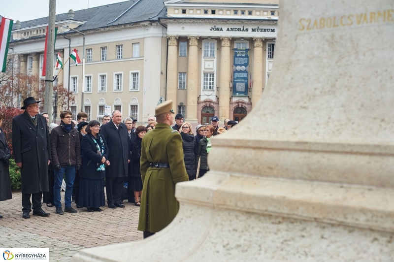 Koszorúzás Bessenyei György szobránál - fotó Szarka Lajos