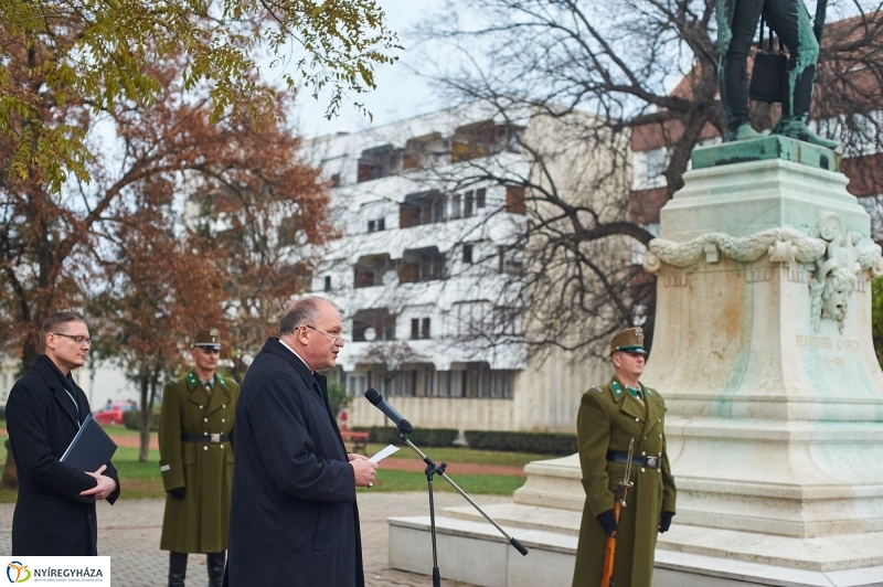 Koszorúzás Bessenyei György szobránál - fotó Szarka Lajos