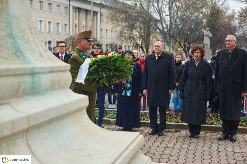 Koszorúzás Bessenyei György szobránál - fotó Szarka Lajos