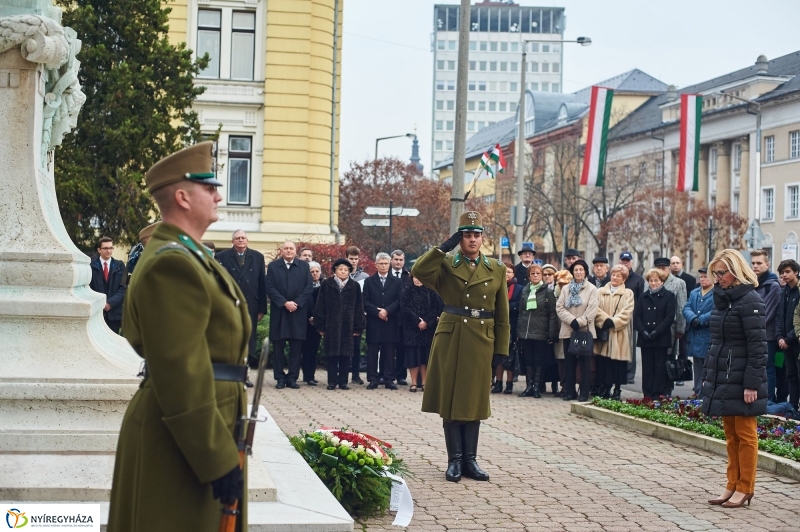 Koszorúzás Bessenyei György szobránál - fotó Szarka Lajos