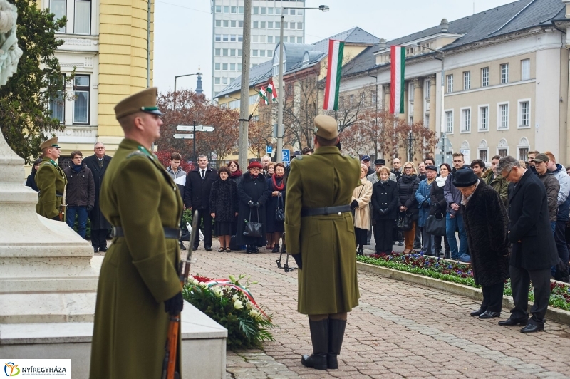 Koszorúzás Bessenyei György szobránál - fotó Szarka Lajos