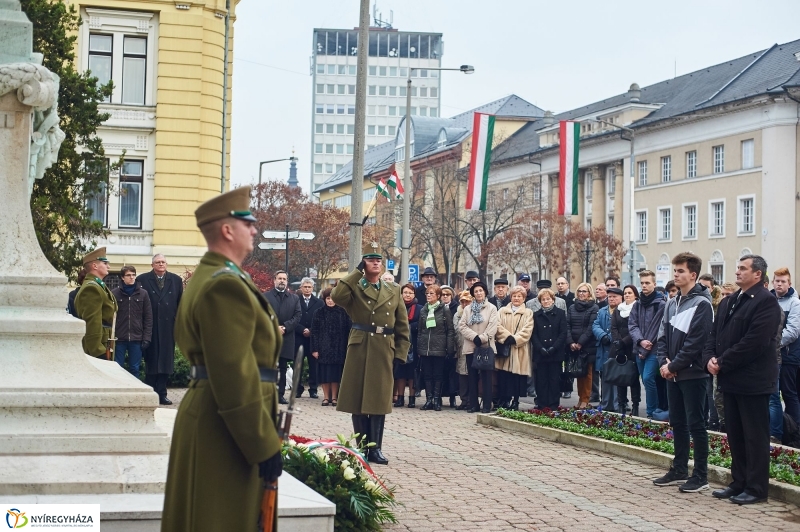 Koszorúzás Bessenyei György szobránál - fotó Szarka Lajos