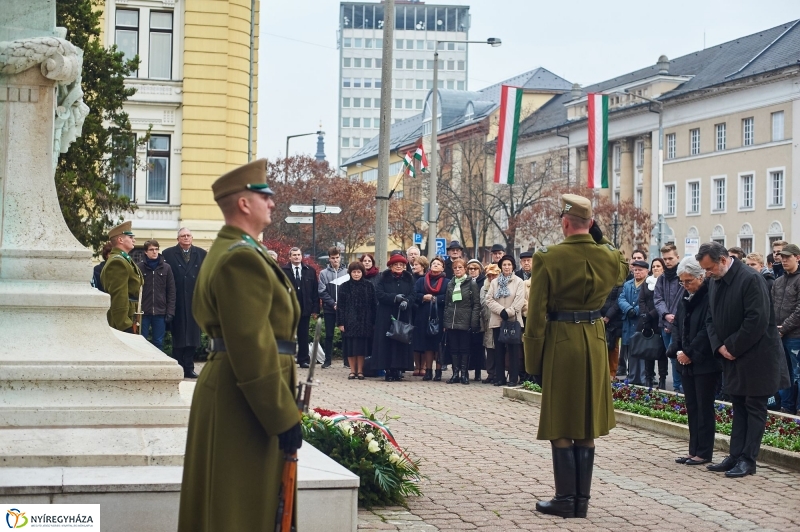 Koszorúzás Bessenyei György szobránál - fotó Szarka Lajos
