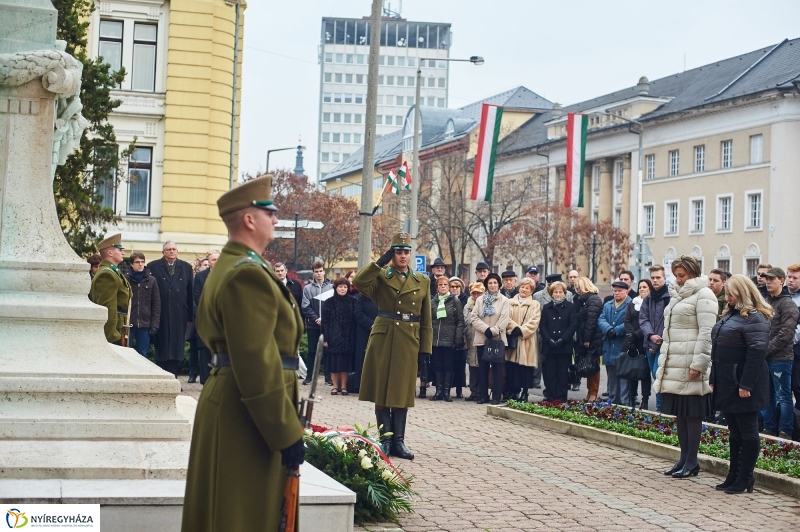 Koszorúzás Bessenyei György szobránál - fotó Szarka Lajos