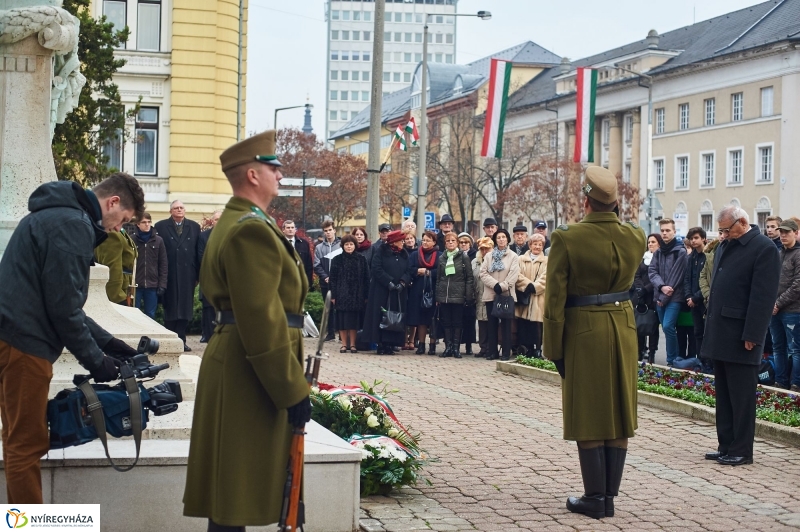 Koszorúzás Bessenyei György szobránál - fotó Szarka Lajos