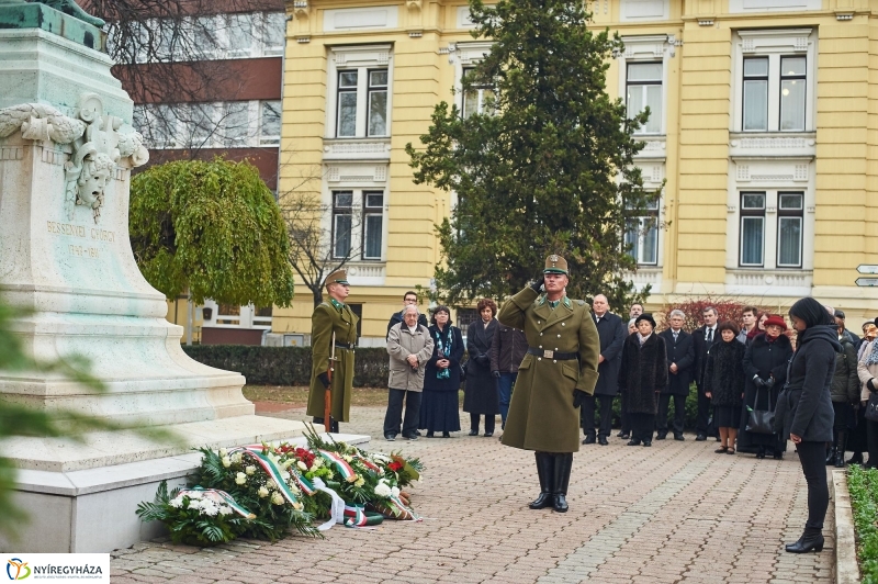Koszorúzás Bessenyei György szobránál - fotó Szarka Lajos