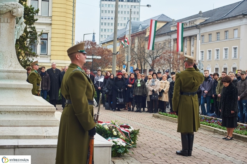 Koszorúzás Bessenyei György szobránál - fotó Szarka Lajos