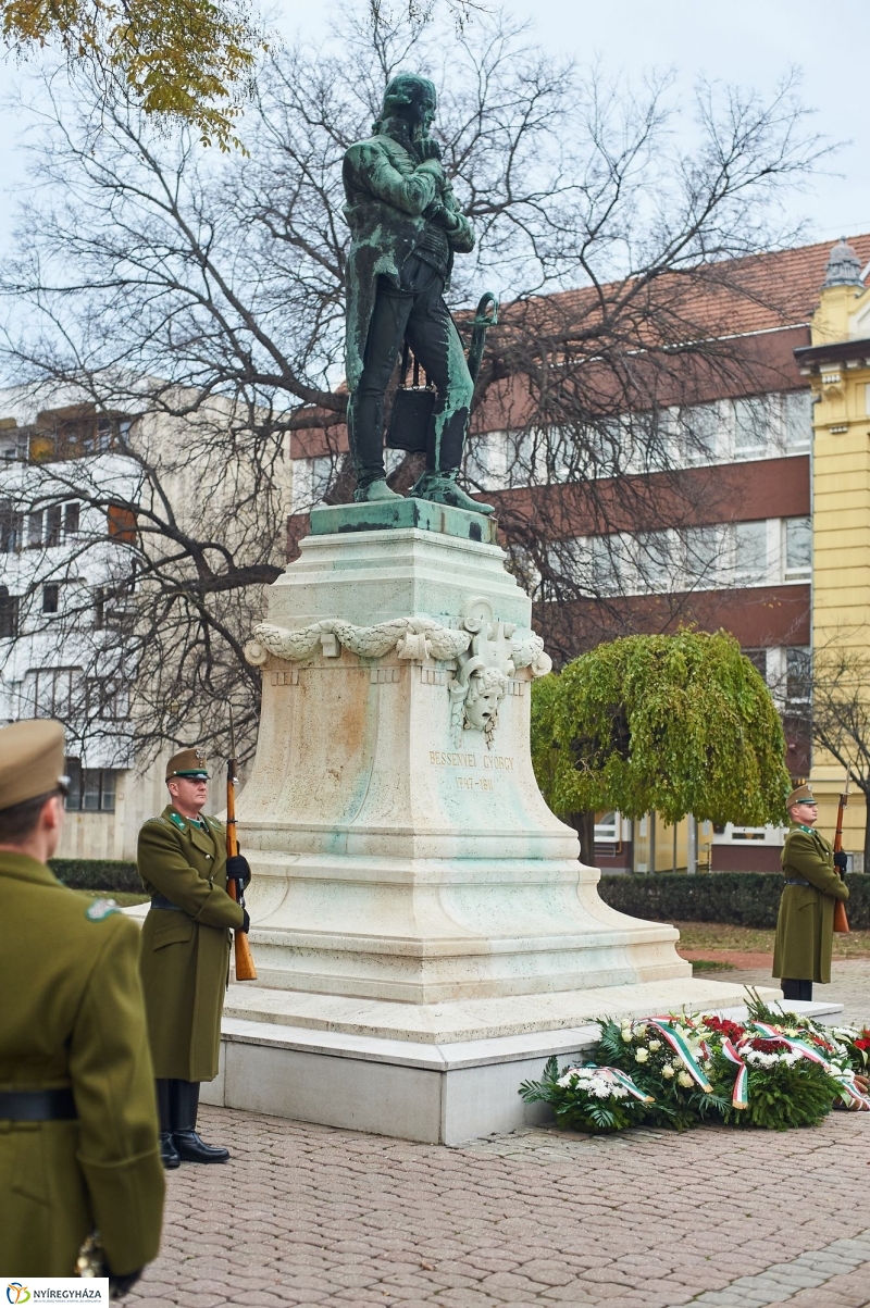 Koszorúzás Bessenyei György szobránál - fotó Szarka Lajos