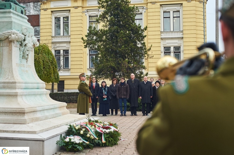 Koszorúzás Bessenyei György szobránál - fotó Szarka Lajos