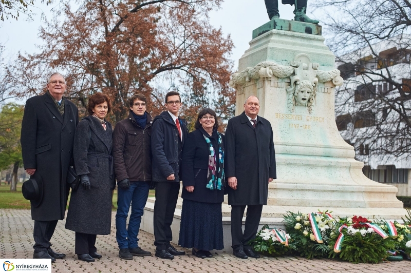 Koszorúzás Bessenyei György szobránál - fotó Szarka Lajos