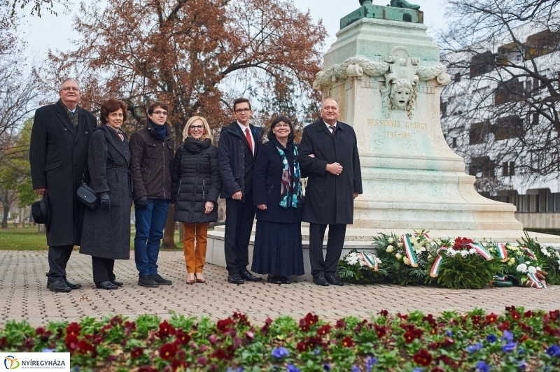 Koszorúzás Bessenyei György szobránál - fotó Szarka Lajos