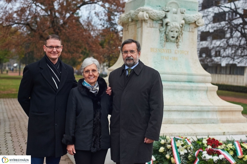 Koszorúzás Bessenyei György szobránál - fotó Szarka Lajos