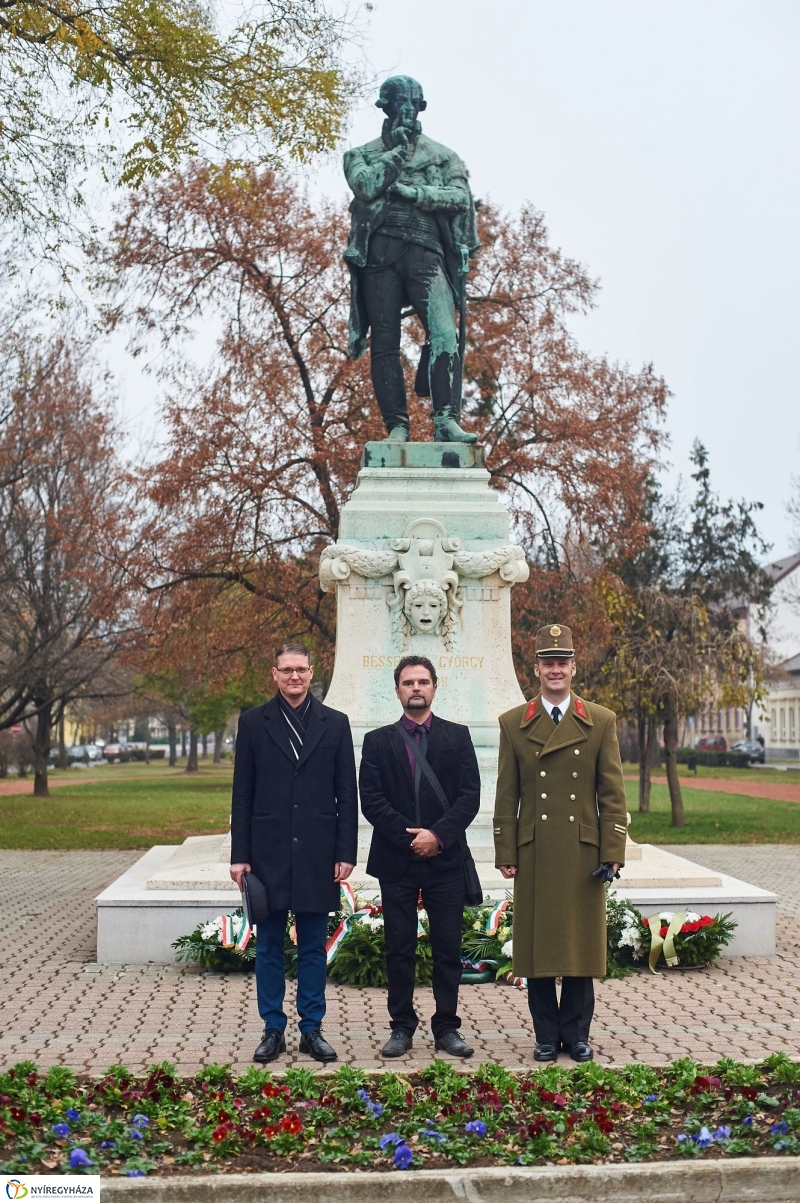 Koszorúzás Bessenyei György szobránál - fotó Szarka Lajos