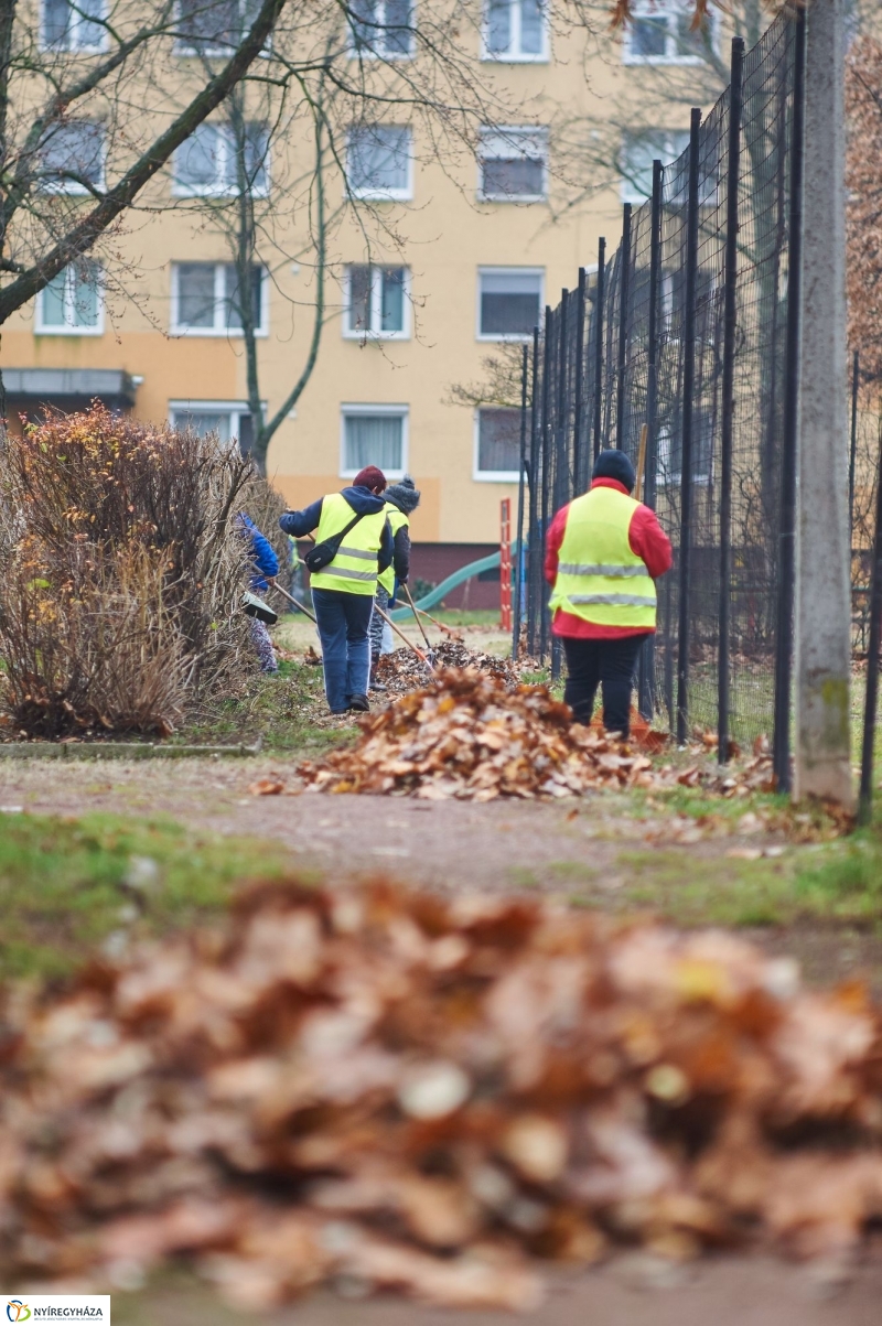 Játszótér tisztítás a Korányi közben - fotó Szarka Lajos