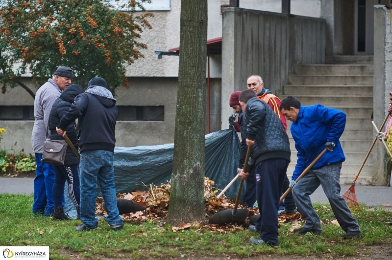 Játszótér tisztítás a Korányi közben - fotó Szarka Lajos