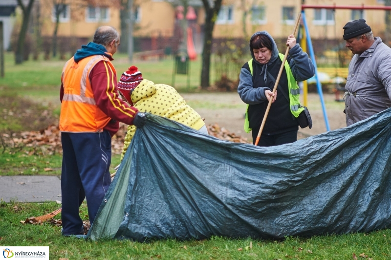 Játszótér tisztítás a Korányi közben - fotó Szarka Lajos