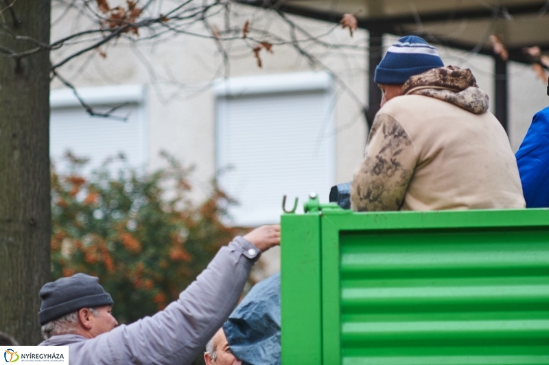 Játszótér tisztítás a Korányi közben - fotó Szarka Lajos