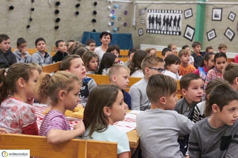 Mézes reggeli az Aranyban - fotó Szarka Lajos