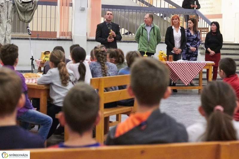 Mézes reggeli az Aranyban - fotó Szarka Lajos