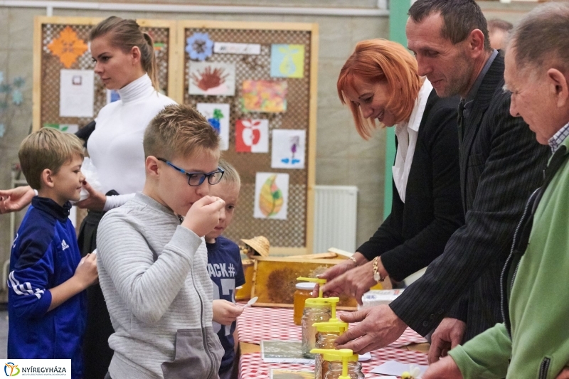 Mézes reggeli az Aranyban - fotó Szarka Lajos