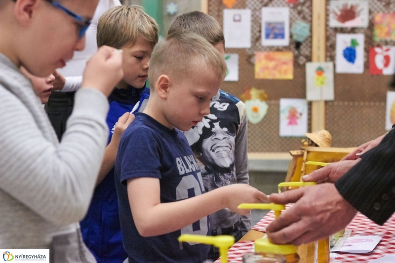 Mézes reggeli az Aranyban - fotó Szarka Lajos