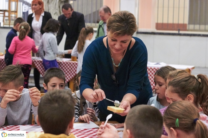 Mézes reggeli az Aranyban - fotó Szarka Lajos
