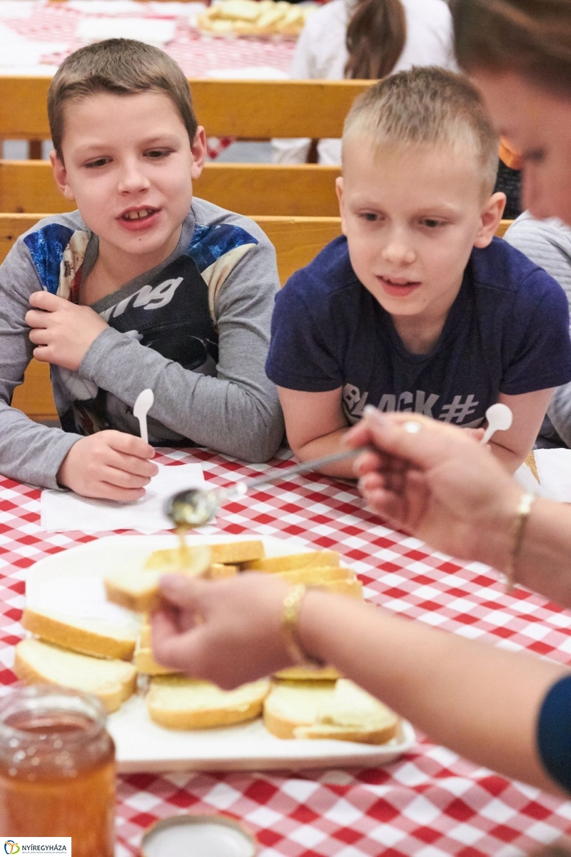 Mézes reggeli az Aranyban - fotó Szarka Lajos