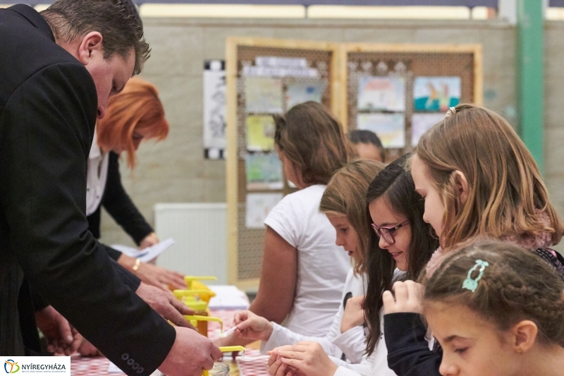 Mézes reggeli az Aranyban - fotó Szarka Lajos