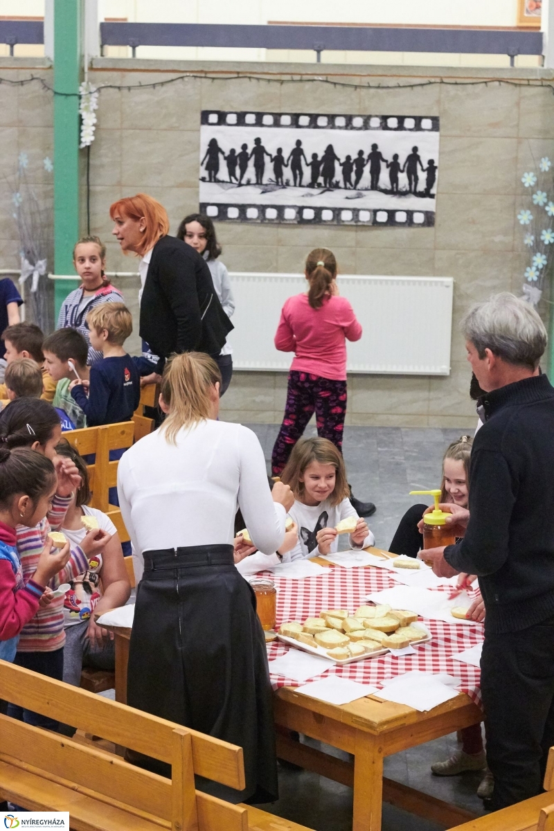 Mézes reggeli az Aranyban - fotó Szarka Lajos