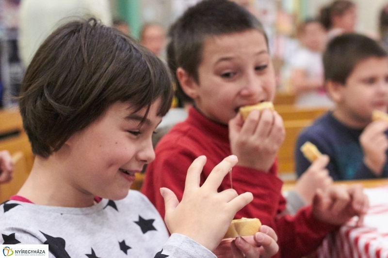 Mézes reggeli az Aranyban - fotó Szarka Lajos
