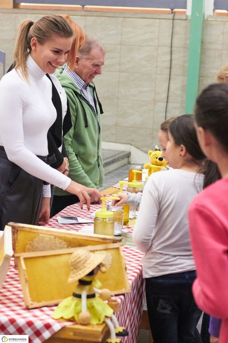 Mézes reggeli az Aranyban - fotó Szarka Lajos