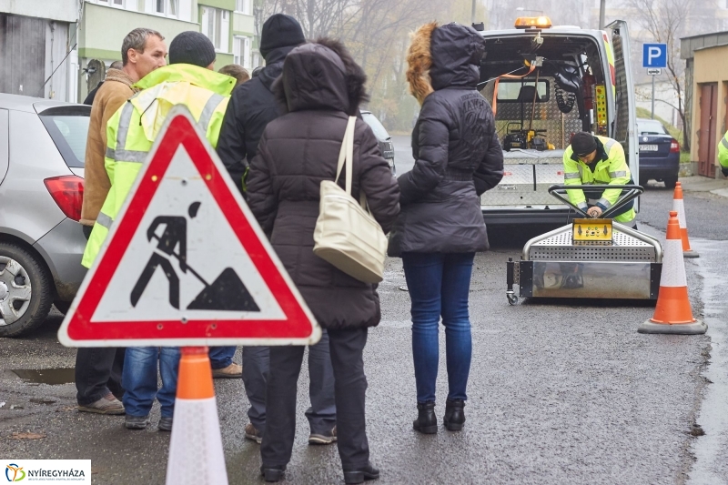 Új aszfaltozási technika - fotó Szarka Lajos
