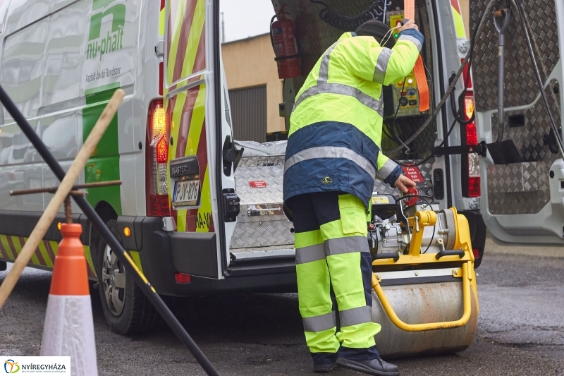 Új aszfaltozási technika - fotó Szarka Lajos