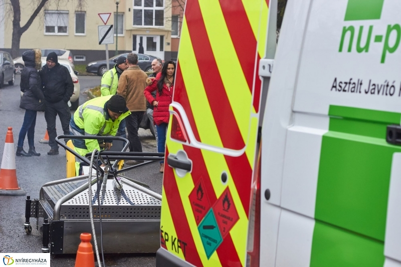 Új aszfaltozási technika - fotó Szarka Lajos