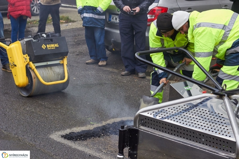Új aszfaltozási technika - fotó Szarka Lajos