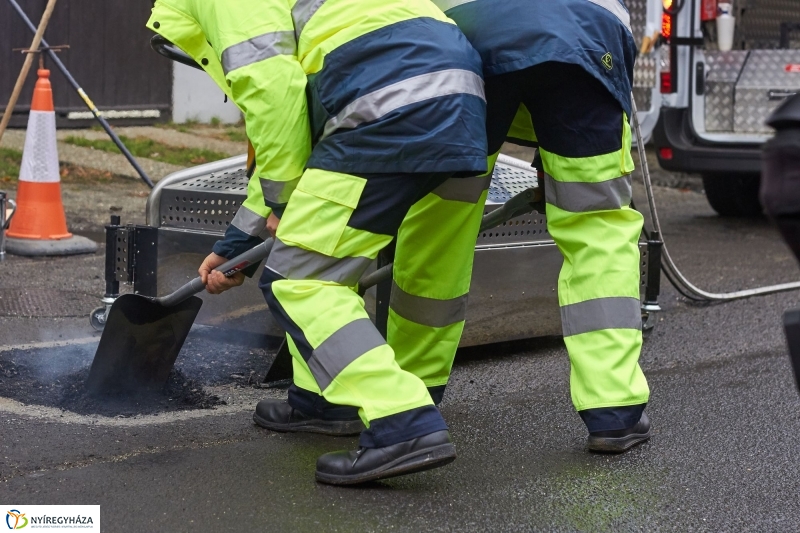 Új aszfaltozási technika - fotó Szarka Lajos