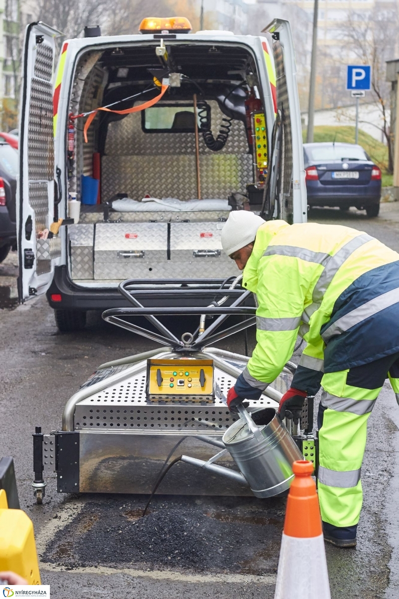 Új aszfaltozási technika - fotó Szarka Lajos