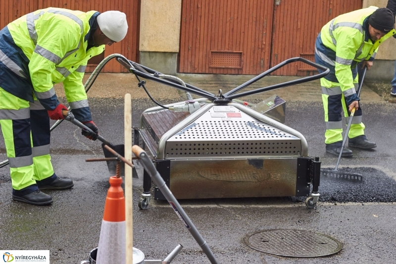 Új aszfaltozási technika - fotó Szarka Lajos