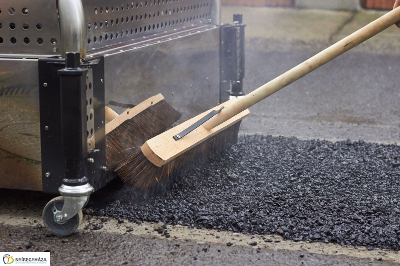 Új aszfaltozási technika - fotó Szarka Lajos