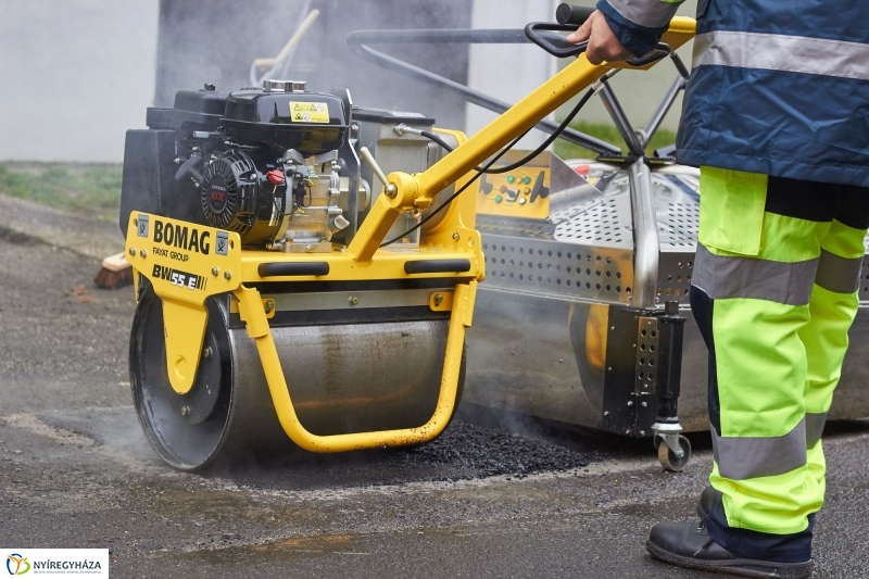 Új aszfaltozási technika - fotó Szarka Lajos