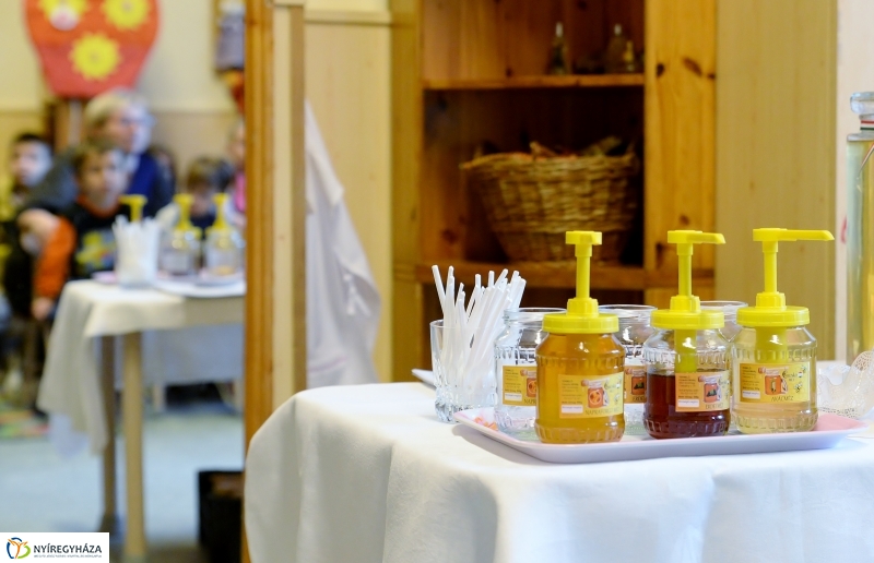 Mézes reggeli a sóstóhegyi óvodában - fotó Trifonov Éva