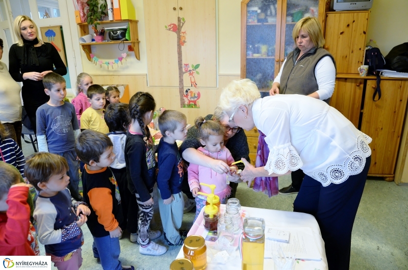 Mézes reggeli a sóstóhegyi óvodában - fotó Trifonov Éva