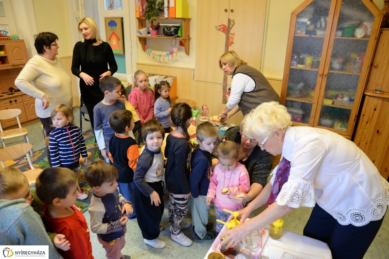 Mézes reggeli a sóstóhegyi óvodában - fotó Trifonov Éva