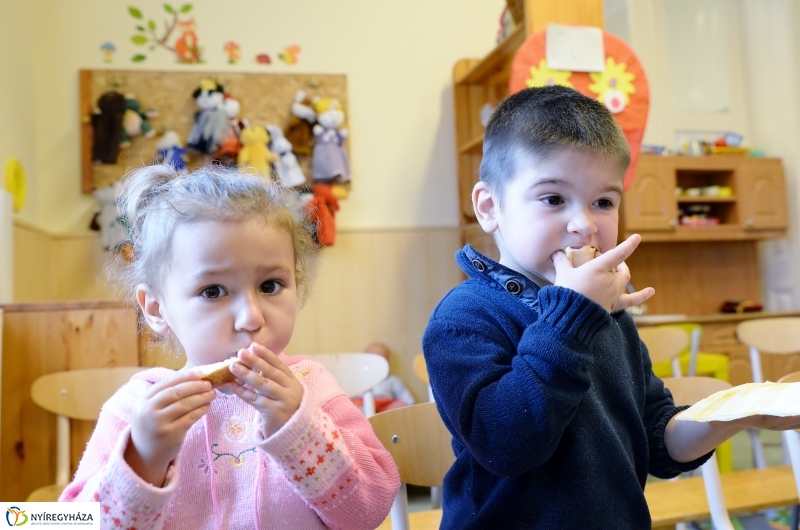 Mézes reggeli a sóstóhegyi óvodában - fotó Trifonov Éva